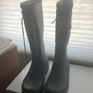 Gray Tretorn rain boots.
